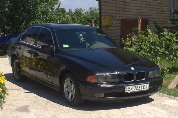 У Черкасах вночі невідомі викрали автомобіль BMW