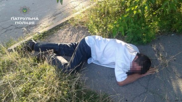 Черкаські полісмени врятували непритомного чоловіка, який лежав посеред вулиці (ФОТО)