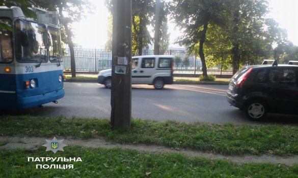 На вулиці Смілянський сталася ДТП за участі тролейбуса (ФОТО)