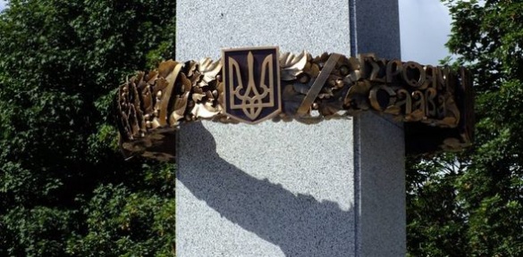 У Черкасах вандали зазіхнули на пам'ятник борцям за волю (ВІДЕО)
