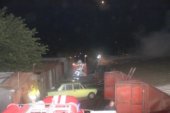Вночі вогонь охопив гаражі кооперативу в Черкасах (ВІДЕО)