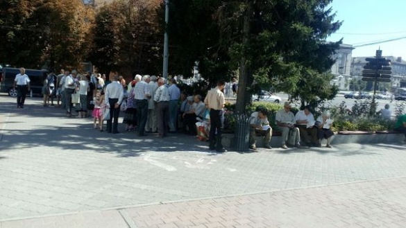 У центрі Черкас знову мітингують пенсіонери через тарифи (ФОТО)