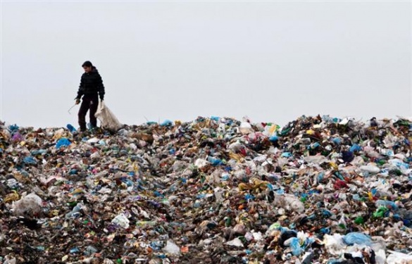 На Черкащині мешканці вивозять своє сміття у центр села