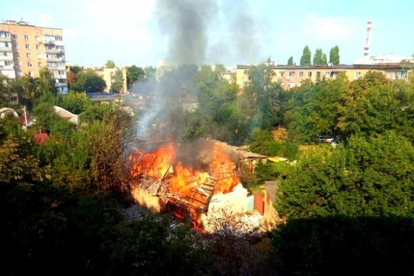 На подвір'ї приватного будинку в Черкасах сталася масштабна пожежа (ФОТО)