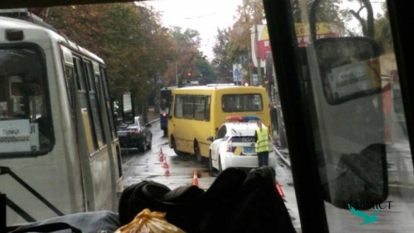 ДТП у Черкасах: водій автобусу не пропустив автомобіль (фотофакт)