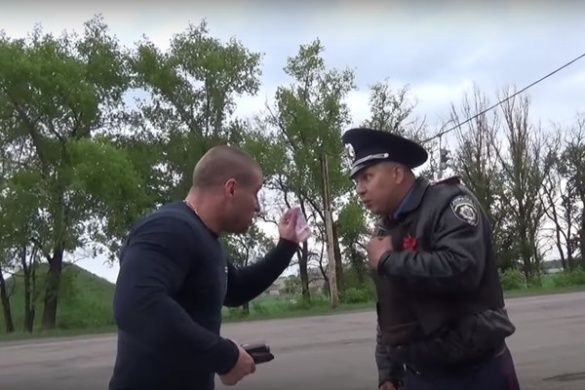 Черкаські активісти у мережі показали, як спіймали правоохоронця на хабарництві