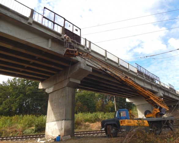 Черкаські дорожники ремонтують шляхопровід через залізничну колію Городище–Корсунь
