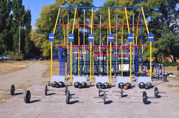 На узбережжі Дніпра облаштували майданчик для занять спортом (ФОТО)