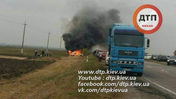 Біля Жашкова хасиди потрапили у жахливу ДТП: авто згоріло