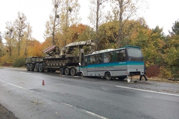 Автобус, який прямував на Черкащину, зіткнувся із військовим тягачем (ВІДЕО)