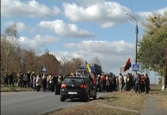 На Черкащині люди перекрили дорогу через проблеми підприємства (ВІДЕО)