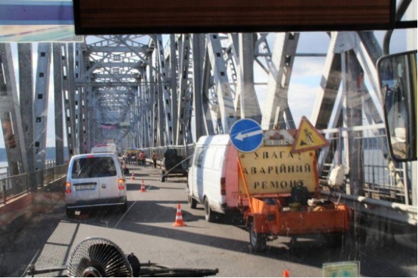 Черкаські дорожники ремонтують міст через Дніпро вдень (ФОТО)