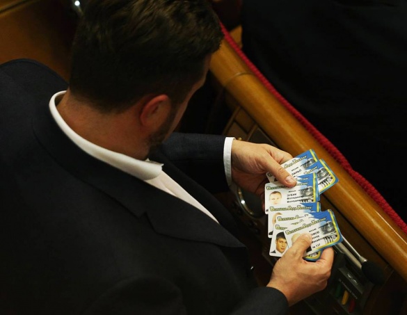 Нардеп з Черкащини попався з купую чужих карток для голосування (фотофакт)