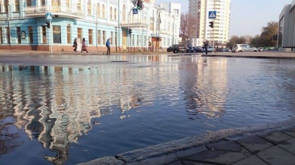 На перетені центральних вулиць Черкас утворилося озеро (фотофакт)