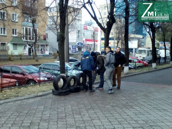 Біля приміщення обласної поліції активісти почали складати шини і кричати 