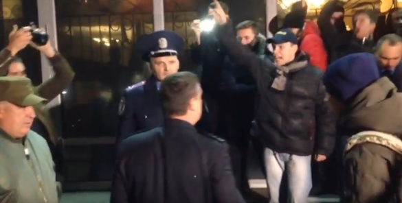 Деканоїдзе миттєво відреагувала на запалені шини біля черкаської поліції