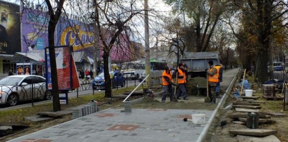 По бульвару Шевченка продовжують укладання плитки (ВІДЕО)