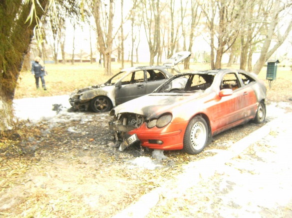 На Черкащині пожежа охопила одразу дві автівки