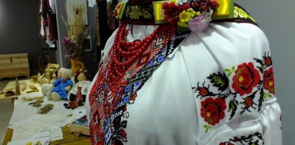 У черкаській галереї діє виставка дитячого традиційного українського костюму