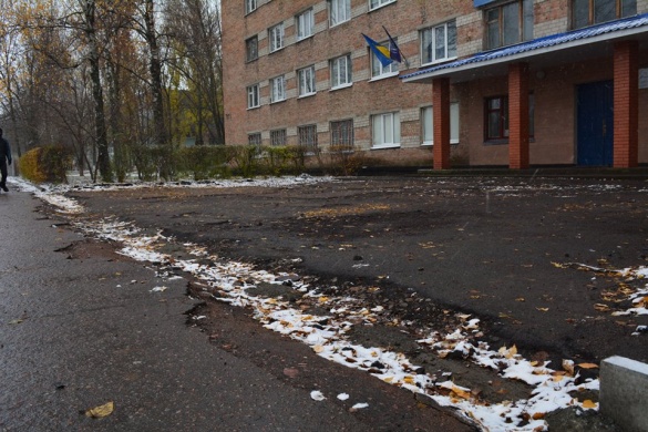 Черкаські студенти майже щодня нагадують міському голові про зруйнований тротуар