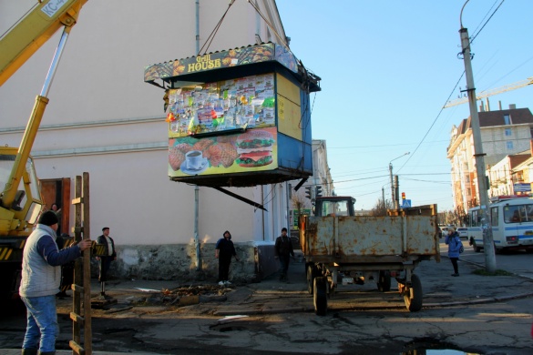 На Черкащині розпочали прибирати з вулиць незаконні кіоски (ФОТО)