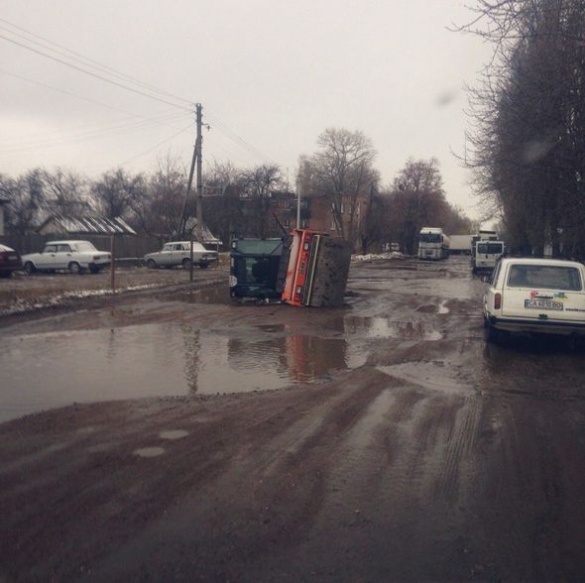 На черкаській вулиці перекинувся каток для асфальтування дороги (фотофакт)