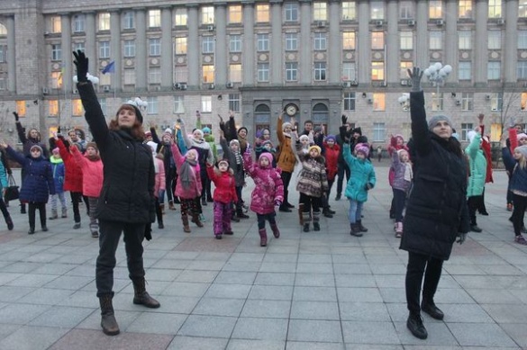 Черкащани влаштували танцювальний флешмоб на Соборній площі заради порятунку дитини (ВІДЕО)