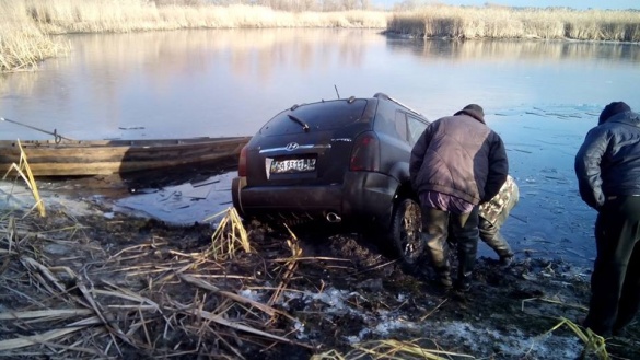 На Черкащині рятувальники витягнули із річки іномарку із двома тілами