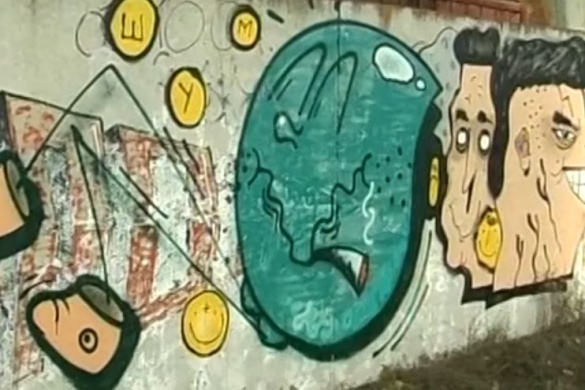 У Черкасах невідомі розмальовують будинки і пам'ятники з допомогою графіті (ВІДЕО)