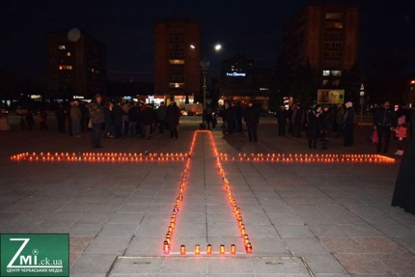 На Соборній площі у Черкасах запалили свічки (ФОТО)