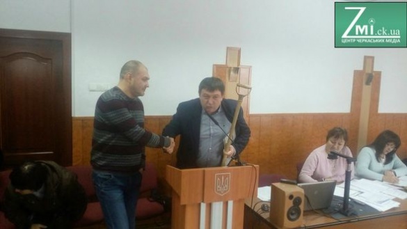 Радуцький та активісти обмінялися подарунками на сесії (ФОТО)
