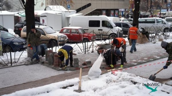 У Черкасах в сніг і мороз кладуть плитку в центрі міста (ФОТО)