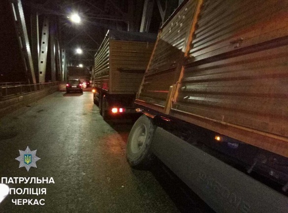 Під колесами вантажівки на черкаській дамбі провалився асфальт (ФОТО)