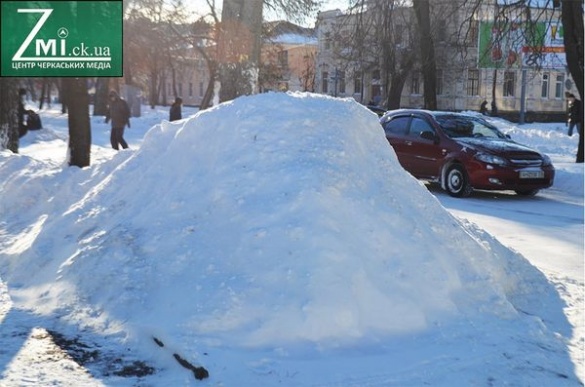 Стало відомо, хто прибиратиме тротуари Черкас від снігу