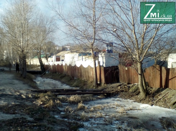 У Черкасах почали демонтаж будиночків правоохоронців і депутатів на березі Дніпра