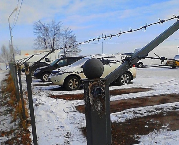 Дзвінки, погрози, поліція: у Черкасах почали демонтаж незаконного паркану