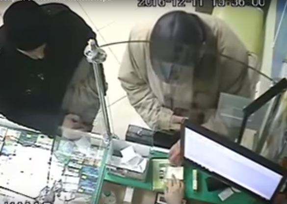 У черкаській аптеці молодик пограбував 80-річного пенсіонера (ВІДЕО)