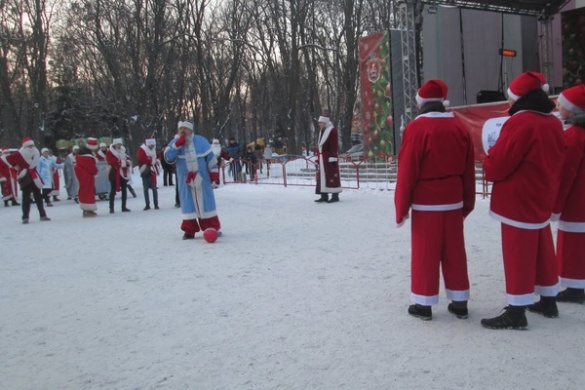 Черкаські Діди Морози катаються у магазинних візочках та грають у футбол