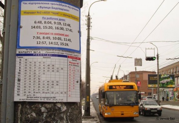 На черкаських зупинках з’явилися таблички з оновленим графіком руху тролейбусів