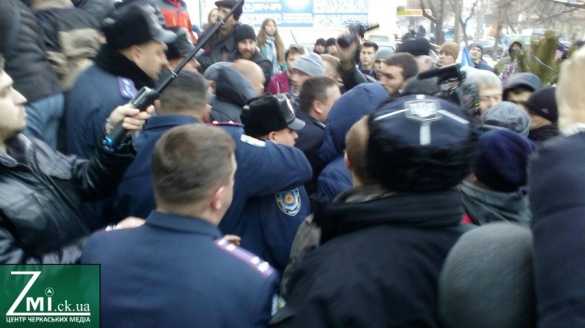 Поліція vs активісти. Підсумки ранкової штурханини у Черкасах