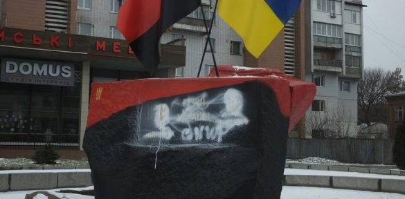 У Черкасах знову зіпсували пам'ятник Бандері та Шухевичу (ВІДЕО)