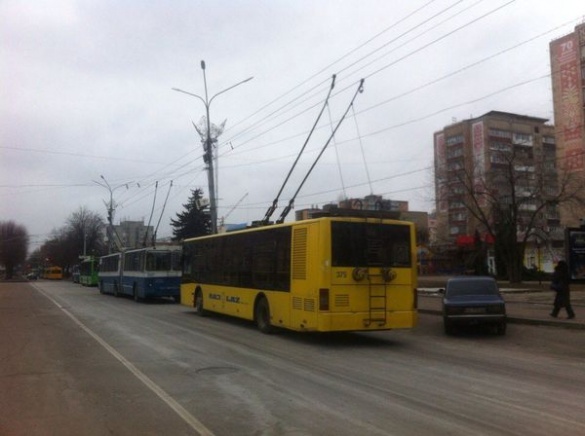 Через розбиту дорогу на бульварі Шевченка зупинилися тролейбуси