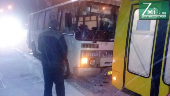 У Черкасах сталася аварія за участі двох маршруток (ФОТО)