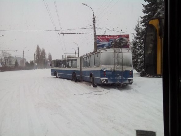 У Черкасах через сніг на дорозі не зумів із зупинки виїхати тролейбус (ФОТО)
