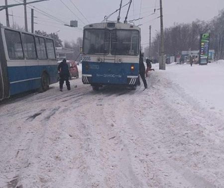 У Черкасах патрульні із містянами витягали тролейбус зі снігу (ФОТО)