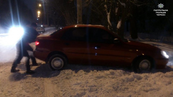 Патрульні в поміч: у Черкасах в снігу застрягло авто Daewoo Lanos (ФОТО)
