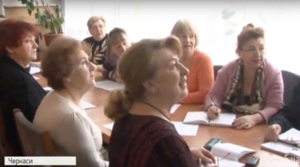 У Черкасах пенсіонери вчать англійську, співаючи (ВІДЕО)
