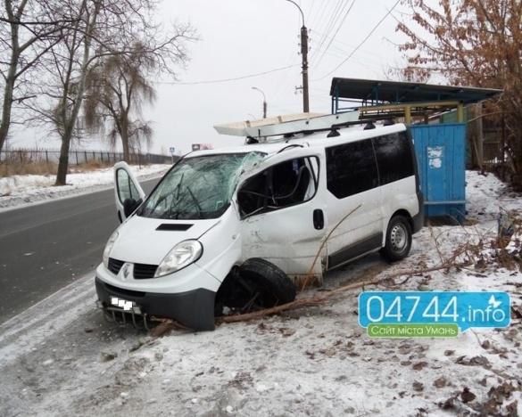 ДТП на Черкащині: мікроавтобус ледь не в’їхав у зупинку