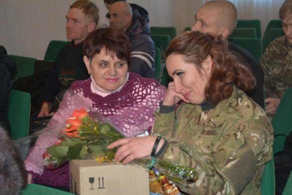Із сукні - у військову форму: черкаські жінки йдуть на службу в армію
