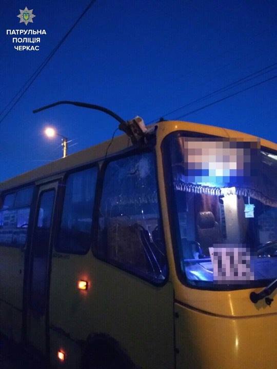 У Черкасах через обрив тролейбусної контактної лінії було пошкоджено маршрутку (ФОТО)